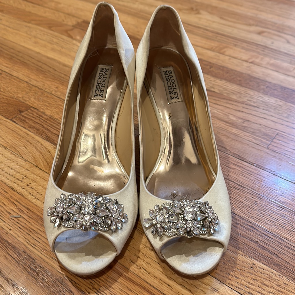 Badgley Mischka Wedges Size 11 Gold